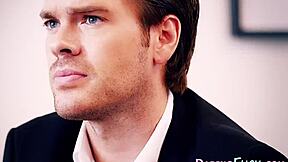 क्लासी ब्यूटीज ग्लैमरस थ्रीसम में हॉट जिज़ स्वैप करते हैं