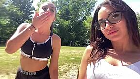 Dve italijanski lezbijki se jebeta na javnem s Sara Diamante