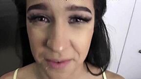 צעירה עם ציצים גדולים אנאל בפעם הראשונה