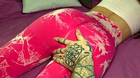 Acredita como estamos destruindo o cu apertado dessa linda tatuada de 18+ no cachorrinho?