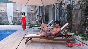 एलिजाबेथ मार्केज क्विकी फक में अपने बॉस को प्लीज करती है