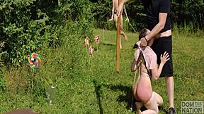 Ik keek documentaire over onderdanige meid die danst en face fucked wordt buiten