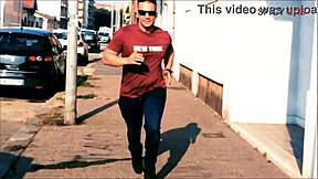 큰 가슴 브루넷을 롤플레잉에서 구하고 박아서 압도돼