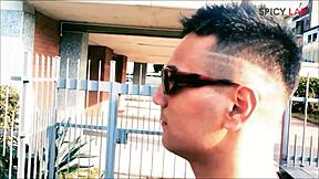 큰 가슴 브루넷을 롤플레잉에서 구하고 박아서 압도돼