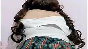 Studentka s krásným zadkem má orgasmy po škole, promočí kalhotky