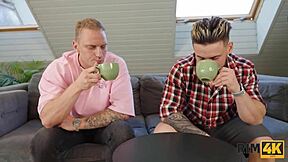 Prieteni ruși își ling cururile în threesome intens