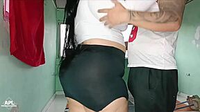 Krivuljasta kurba vzame ogromen kurac, creampie in spermo na joške