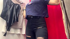 Nappasin tämän isotissisen tytön piilokameralla pukuhuoneessa