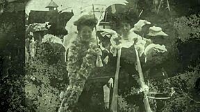 Vintage temný londýnsky trojka v swingujúcich šesťdesiatych tieňoch