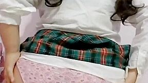 طالبة بمؤخرة جميلة تصل بعد المدرسة وتبلل ملابسها