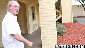 Verdorie! Blonde tiener handelt twee lullen af in wilde trio!