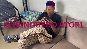 Meu amigo bi trouxe a amiga dele nifetinha pra nos faz uma suruba e ele se aproveitou na situa��o e chupou a rola chutou