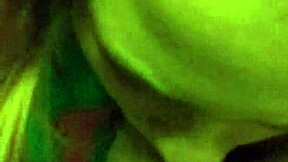 젊은 18+ 소녀가 몬스터 자지에 깊은 목구멍 기술로 놀라게 해