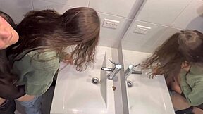 descubro a la amante de mi marido en mi armario ahora tambien me la follo