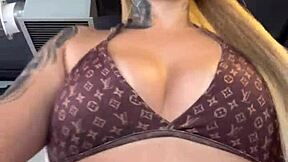 treinando na academia de frente da praia angra dos reis no rj quase fui expulso por ter entrado de biqu�ni fil dental toda molhada que escorria pela buceta