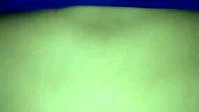 عربية ميلف تحصل على شرجها الساخن يُضرب بقوة