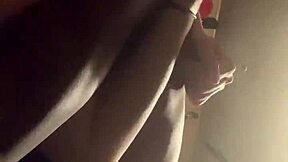 Gilf ebony dengan bontot cantik dapat perhatian dalam close up