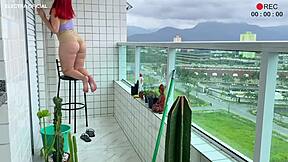 essa empregada e muito safada vem com esse shortinho para me provocar