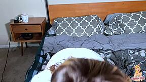 Rubia hijastra recibe instrucciones de paja de suegro en roleplay tabú