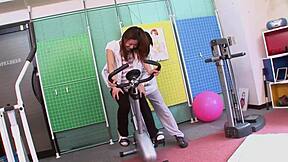 이 일본 틴 18+ 커플이 체육관에서 야하게 놀아