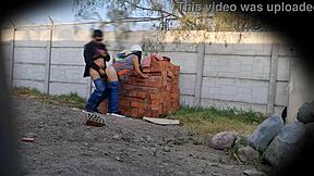 लैटिना टीन अपनी टाइट चूत को मेक्सिकन बॉस पर आउटडोर में स्लैम करती है, सिक्योरिटी कैम फुटेज में