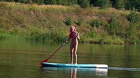 oye, mira este micro bikini rosa enseñando tetas al aire libre