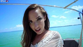 Amirah Adara και Angel Emily παίζουν με βιμπρατέρ σε εξωτερικό χώρο για διασκέδαση κώλου