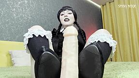 وينزداي آدامز القوطية الجنسية تتحرش بجوب حذاء قبل أن تمصك جافا