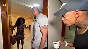 Приятелят ми позволи на мен и приятеля ми да анафичкаме красивата му латино тийн 18+ жена