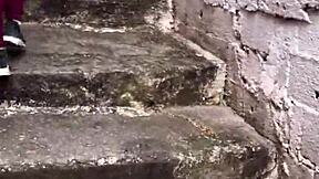 Όμορφο κορίτσι με καστανά μάτια ανεβαίνει τον λόφο του δρόμου ενθουσιασμένα