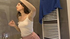 أوه، أنا عاهرة جداً أعرض جسدي البني النحيف الساخن في تنورة وردية قصيرة في الحمام... انظر إلى مؤخرتي وساقي!!