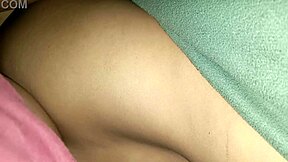 अरे, फ्रेंड से मिलने गया लेकिन उसकी वाइफ के साथ बेड में फंस गया, और जानना चाहते हो?