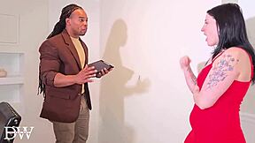 Vidiš to tetovirano bebo, ki jebe bbc?