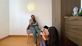 Lesbianas calientes teniendo sexo fetichista y guarro con tribbing