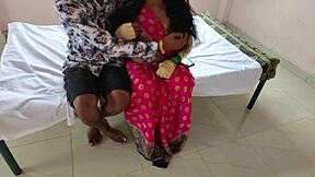 Sluškinja se jebe u cowgirl na krevetu.