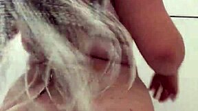 exibindo no banho com piercing e clit