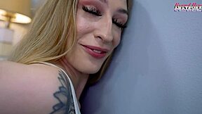 Рогата брюнетка красавица Ема Уолф смуче голям хуй и я чукат в путката страстно