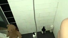 مرافقة عربية شابة 18+ بجسم مثالي تفرك كسها الضيق في الدش