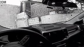 عرضت كسي في موقف السيارات والحارس أراد نيكي بشدة