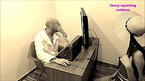 Funcionária Da Limpeza Sente Paixão Escondida Durante Consulta