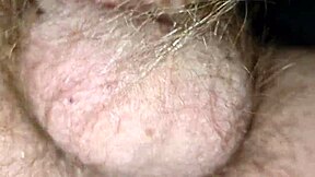 Encontré las bragas mojadas de madrastra en casa, ¡no pude resistir correrme!