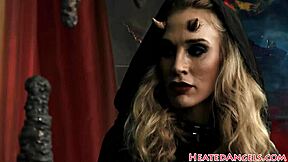 Diabolská punk baba s tetovaniami dostáva pičku drilovanú tvrdo