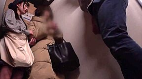 يابانية صغيرة 138 سم في درس سري في غرفة النوم