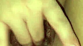 Жена ми пръстича путката си в мастурбация