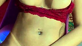 Novinha bronzeada colocou bikini pro lado