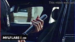 पुलिसवुमन लवर्स को मफ डाइविंग से सबक सिखा रही है?