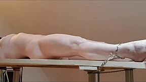 esclave f ligotee sur table prise et bougies masturb�e