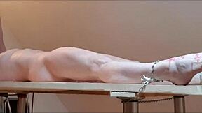 esclave f ligotee sur table prise et bougies masturb�e