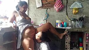 No aguanta las ganas y desea comerse el postre antes que el plato fuerte.