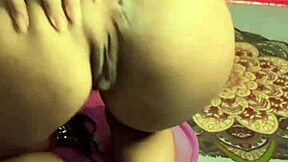 Novinha bronzeada colocou bikini pro lado